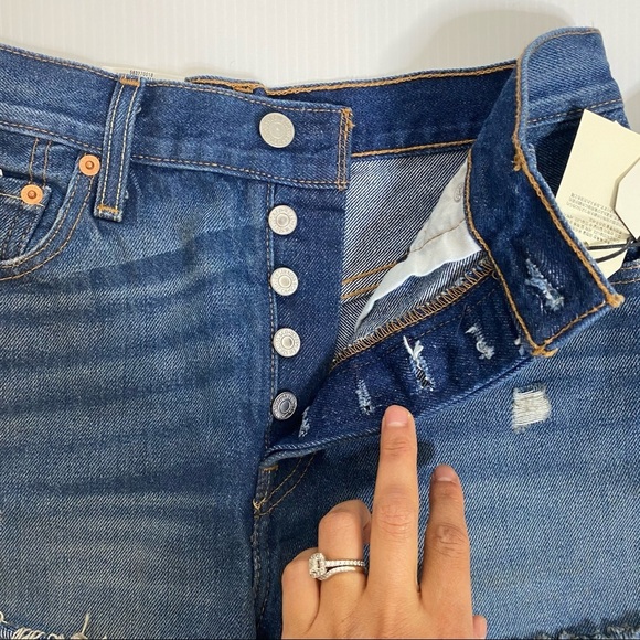 Levi’s- NWT High Waist 501 Distressed Shorts Size 25 - Picture 4 of 7